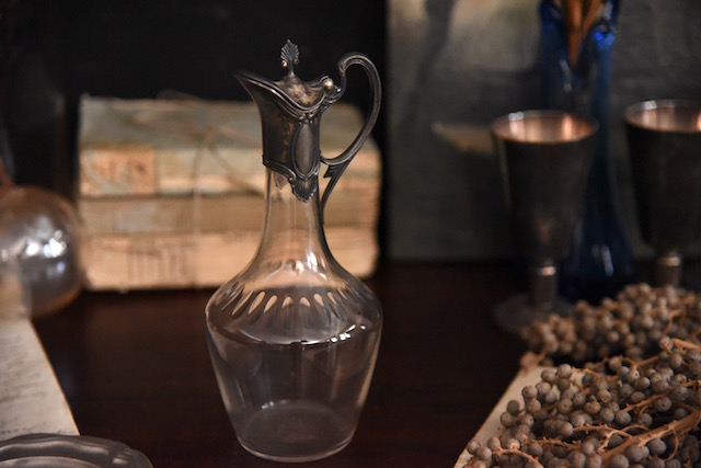 豪華な装飾の小ぶりなガラスの水差し