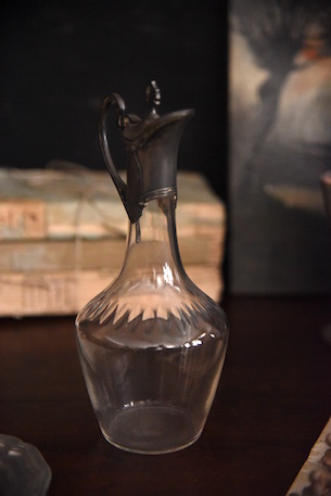 豪華な装飾の小ぶりなガラスの水差し