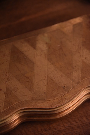 装飾とゴールドが美しいディスプレイ台