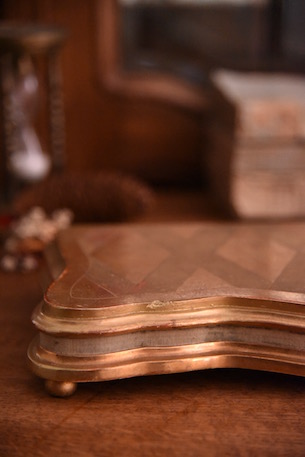 装飾とゴールドが美しいディスプレイ台