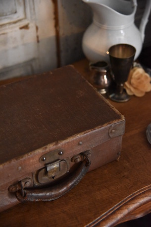 年季の入ったミニレザートランク