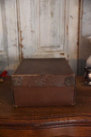 年季の入ったミニレザートランク