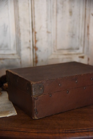 年季の入ったミニレザートランク