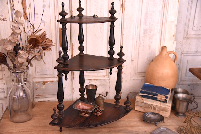 フランスアンティーク 木製のコーナーラック ウォールシェルフ 壁掛け 二段 棚 フランスアンティーク 木製のコーナーラック ウォールシェルフ