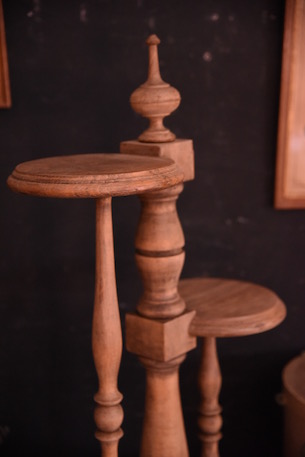 上品な風合いのディスプレイスタンド