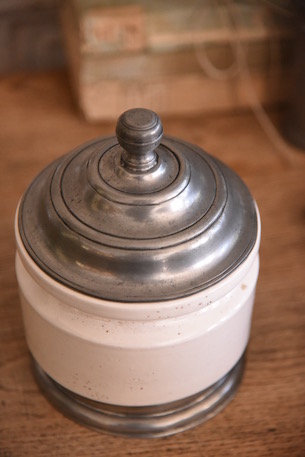 ピューターの蓋付き陶器ポット