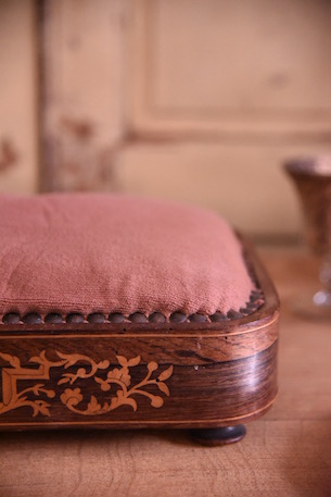 装飾が美しい生地張りの台座 a