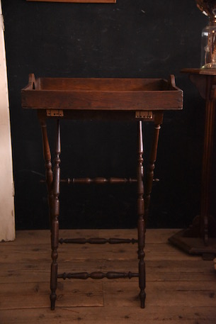 落ち着いた色味の折りたたみ式トレイスタンド