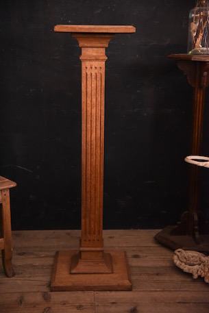 雰囲気ある木製コラム