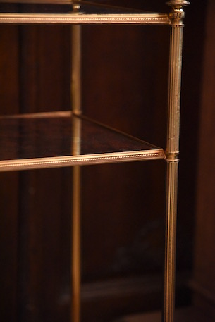 上品な装飾のブラスガラストップサイドテーブル 3段