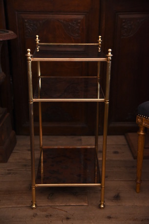 上品な装飾のブラスガラストップサイドテーブル 3段