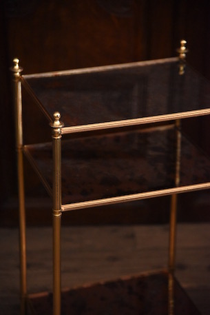 上品な装飾のブラスガラストップサイドテーブル 3段