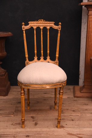 ゴールドと装飾が美しい華奢なフレンチチェア