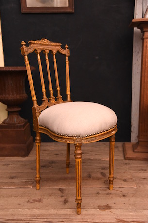 ゴールドと装飾が美しい華奢なフレンチチェア