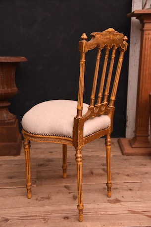 ゴールドと装飾が美しい華奢なフレンチチェア