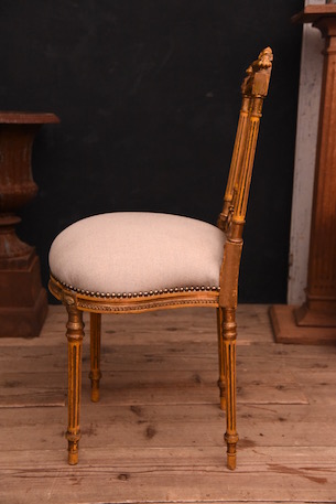 ゴールドと装飾が美しい華奢なフレンチチェア