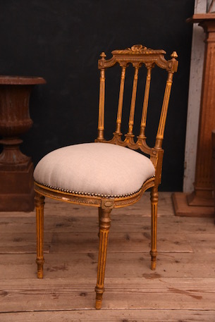 ゴールドと装飾が美しい華奢なフレンチチェア