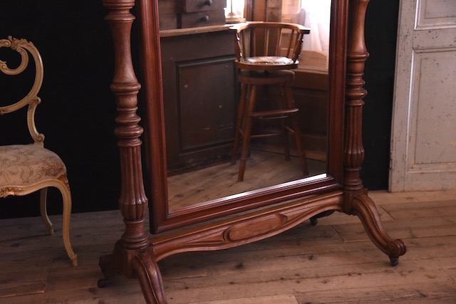 上品な木肌が魅力的なスタンドミラー