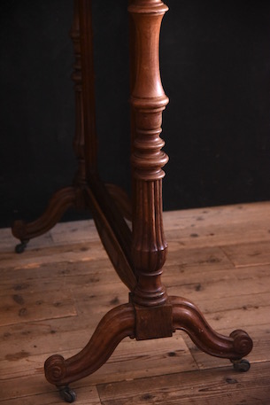 上品な木肌が魅力的なスタンドミラー