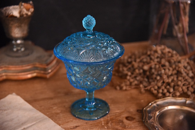 透き通る青が美しいガラスコンポート