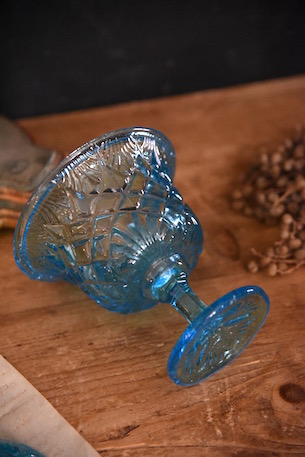 透き通る青が美しいガラスコンポート