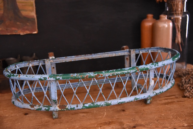 可愛らしいペイントのアイアンプランターホルダー b