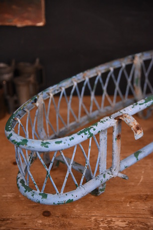 可愛らしいペイントのアイアンプランターホルダー b