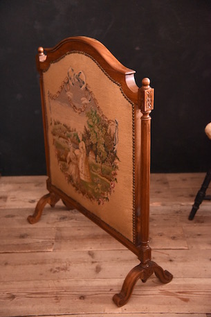 上品な模様が美しいファイヤースクリーン