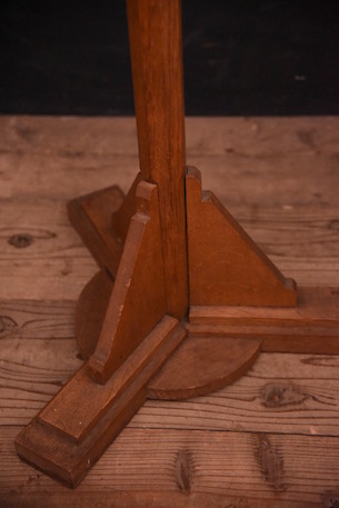 落ち着いた風合いの木製聖書台 レクターン