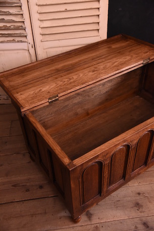 重厚感ある木製のトランクボックス