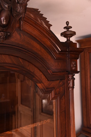 装飾が美しいローズウッドのガラスキャビネット