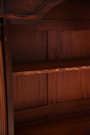 装飾が美しいローズウッドのガラスキャビネット