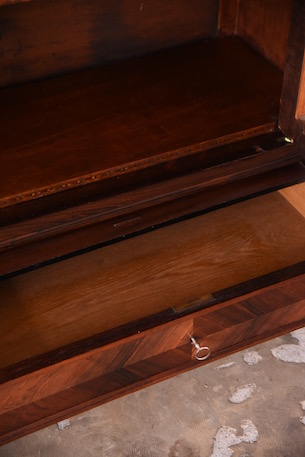 装飾が美しいローズウッドのガラスキャビネット