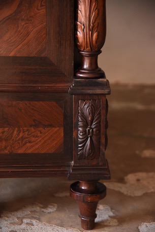 装飾が美しいローズウッドのガラスキャビネット