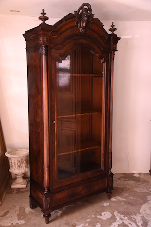 装飾が美しいローズウッドのガラスキャビネット