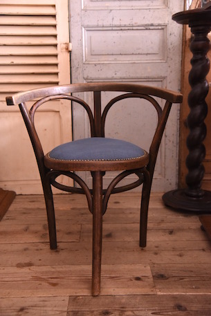 風合いある木肌のアーム付きカフェチェア thonet c