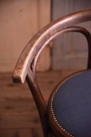 風合いある木肌のアーム付きカフェチェア thonet c