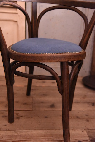 風合いある木肌のアーム付きカフェチェア thonet c