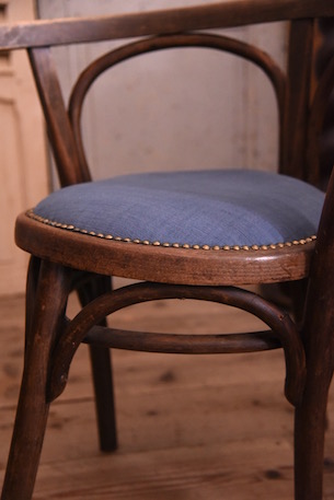 風合いある木肌のアーム付きカフェチェア thonet c