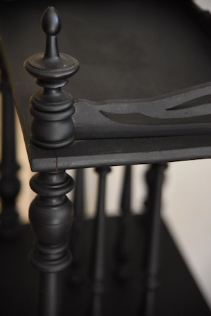 装飾が魅力的なミュージックシェルフ