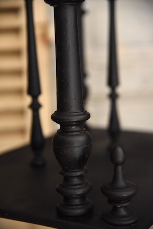 装飾が魅力的なミュージックシェルフ