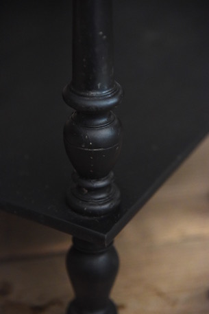 装飾が魅力的なミュージックシェルフ