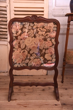 上品な印象の木製ファイヤースクリーン