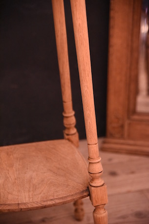 上品な印象の木製のフラワースタンド