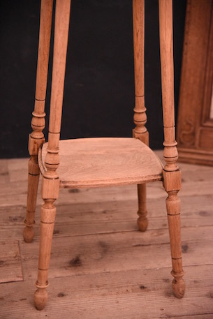 上品な印象の木製のフラワースタンド