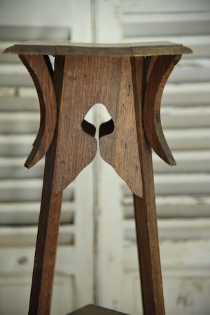 雰囲気ある木製の花台