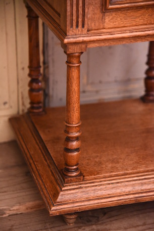 上品な大理石のベッドサイドテーブル