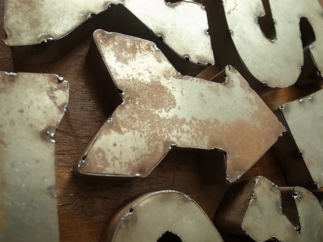 メタル　　レター　アロー